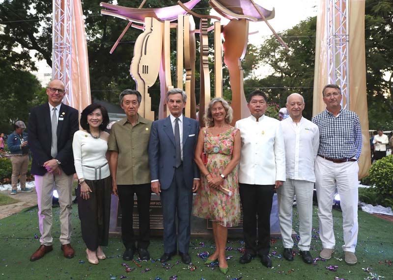 (ซ้าย) ฯพณฯ สตัฟฟาน แฮร์สเตริม, สุพัตรา จิราธิวัฒน์, ศ.เกียรติคุณ ดร.สุทธิพันธ์ จิราธิวัฒน์, ฯพณฯ ฟรานเชสโค ซาเวริโอ นิสิโอ, เอลิซาเบ็ตตา โวโน, ทวีศักดิ์ เลิศประพันธ์, ฯพณฯ ไฆเม บีร์กิลิโอ นัวลาร์ต ซานเชซ, ฯพณฯ เพเทอร์ พรูเกล