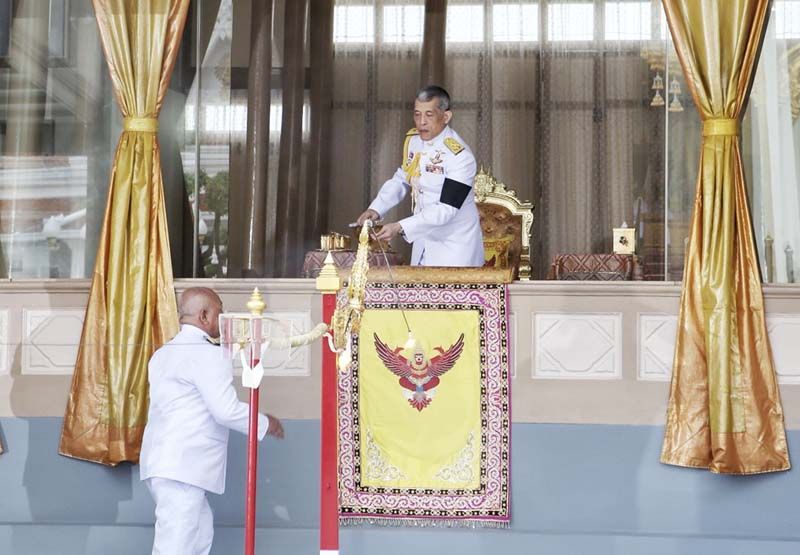 สมเด็จพระเจ้าอยู่หัว ทรงพระกรุณาโปรดเกล้าฯ เสด็จฯ ทรงจุดฝักแคพระราชทานเพลิงศพ ไพโรจน์ ล่ำซำ
