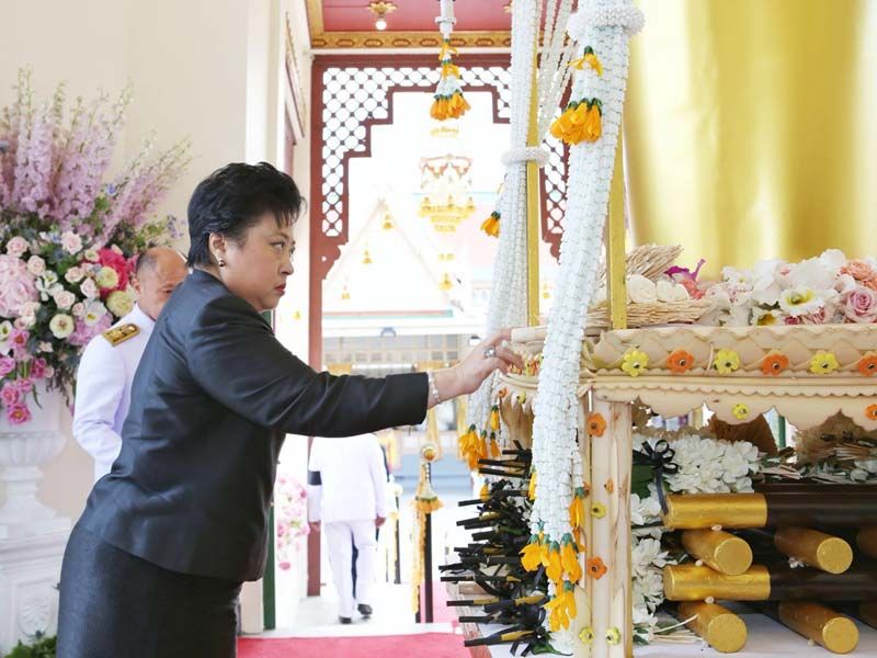 พระเจ้าวรวงศ์เธอ พระองค์เจ้าโสมสวลี พระวรราชาทินัดดามาตุ ประทานดอกไม้จันทน์
