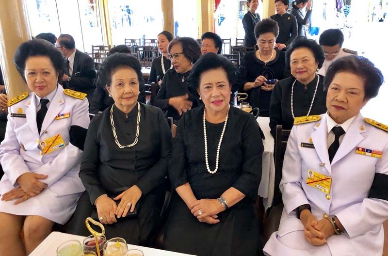 ท่านผู้หญิงภรณี มหานนท์, ม.ร.ว.ทิพพาวดี ดุละลัมพะ,
ท่านผู้หญิงสุจิตคุณ สารสิน, ท่านผู้หญิงรวิจิตร์ สุวรรณบุบผา,
ท่านผู้หญิงถวิกา สารสิน