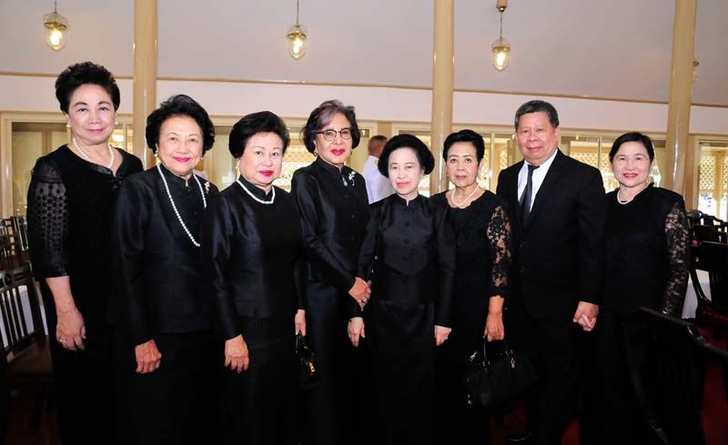ท่านผู้หญิงอรสา ล่ำซำ ภริยาผู้วายชนม์ กับ ท่านผู้หญิงถวิกา สารสิน, คุณหญิงขวัญตา เทวกุลฯ, 
สุจินตนา ชลวิจารณ์, ศ.นพ.สุรพล-รศ.พญ.รัตนา อิสรไกรศีล