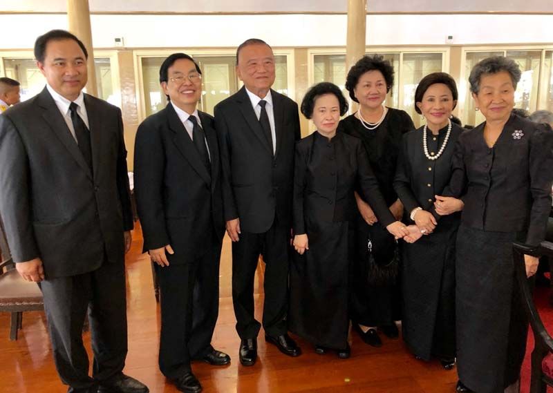 ท่านผู้หญิงอรสา ล่ำซำ กับพี่สาว ท่านผู้หญิงวิระยา ชวกุล, นพ.ปราเสริฐ-
วัลลีย์ ปราสาททองโอสถ