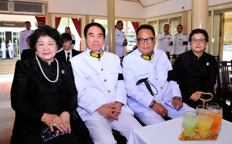 น้องชายทั้งสองและภรรยา ประธาน กก.บมจ. ล็อกซเล่ย์ ธงชัย-
มณฑิรา ล่ำซำ, ภูมิชาย-จุฑาภรณ์ ล่ำซำ

