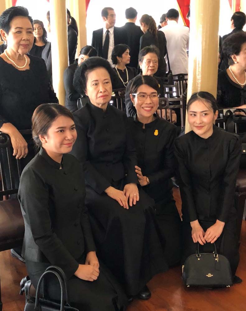 ท่านผู้หญิงอรสา ล่ำซำ กับ ทีมพยาบาลที่ศิริราช