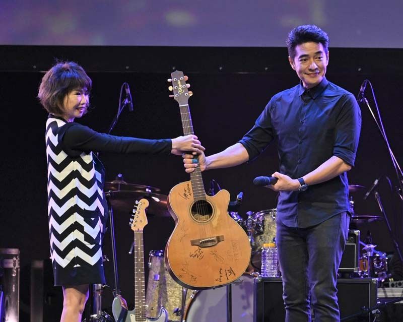 แฟนคลับประมูลกีตาร์คู่ใจของ ก้อง-สหรัถ

