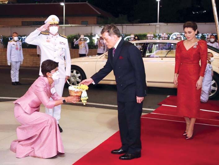 พระบาทสมเด็จพระเจ้าอยู่หัว และ สมเด็จพระนางเจ้าฯ พระบรมราชินี เสด็จฯ โดยรถยนต์พระที่นั่งจากพระที่นั่งอัมพรสถาน พระราชวังดุสิตไปทอดพระเนตรโขนภาพยนตร์ หนุมาน ไวท์ มังกี และนิทรรศการ “โขนภาพยนตร์” โดยมี อิทธิพล คุณปลื้ม รมว.กระทรวงวัฒนธรรม, นฤมล ล้อมทอง กก.ผจก.บจ.สหศีนิมา และคณะกรรมการ เฝ้าฯรับเสด็จ