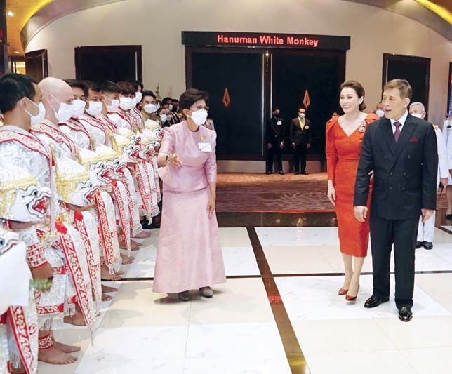 พระบาทสมเด็จพระเจ้าอยู่หัว และ สมเด็จพระนางเจ้าฯ พระบรมราชินี เสด็จฯ โดยรถยนต์พระที่นั่งจากพระที่นั่งอัมพรสถาน พระราชวังดุสิตไปทอดพระเนตรโขนภาพยนตร์ หนุมาน ไวท์ มังกี และนิทรรศการ “โขนภาพยนตร์” โดยมี อิทธิพล คุณปลื้ม รมว.กระทรวงวัฒนธรรม, นฤมล ล้อมทอง กก.ผจก.บจ.สหศีนิมา และคณะกรรมการ เฝ้าฯรับเสด็จ