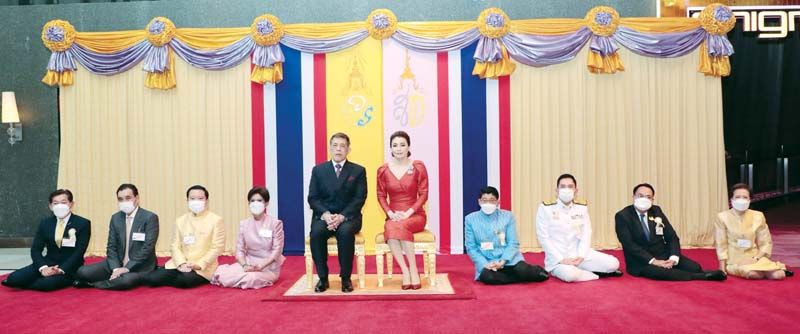 ทรงฉายพระบรมฉายาลักษณ์ร่วมกับ นฤมล ล้อมทอง
กก.ผจก.บจ. สหศีนิมา, ฐาปน สิริวัฒนภักดี กก.
ผอ.ใหญ่ บมจ.ไทยเบฟเวอเรจ, สารัชถ์ รัตนาวะดี กก.รองประธานกก.และประธานเจ้าหน้าที่บริหาร บมจ.กัลฟ์ เอ็นเนอร์จี ดีเวลลอปเมนท์, วิชา
พูลวรลักษณ์ ประธาน กก.บริหาร บมจ.เมเจอร์
ซีนีเพล็กซ์ กรุ้ป,วิษณุ เครืองาม รองนายกฯ, อิทธิพล
คุณปลื้ม รมว.กระทรวงวัฒนธรรม, ธนกร ศรีสุขใส
ผจก.กองทุนพัฒนาสื่อปลอดภัยและสร้างสรรค์ กระทรวงวัฒนธรรม และ คุณหญิงชฎา วัฒนศิริธรรม
ประธาน กก.บจ.สยามพารากอน ดีเวลลอปเม้นท์