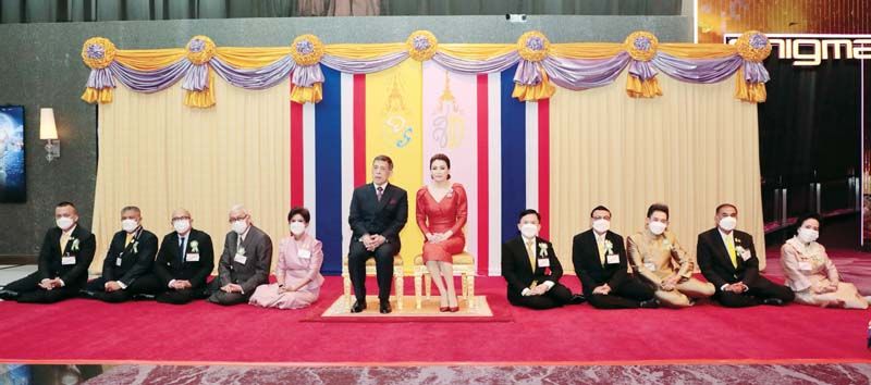 ทรงฉายพระบรมฉายาลักษณ์ร่วมกับ นฤมล
ล้อมทอง กก.ผจก.บจ.สหศีนิมา, สาโรจน์
สุวัณณาคาร ผู้กำกับภาพยนตร์, นทพณ ณ นคร
ผจก.โครงการผลิตภาพยนตร์, เฉลิมศักดิ์
ปัญญวัตวงศ์, สุรพล โรหิตาจล, ศุภชัย
จันทร์สุวรรณ์ ผู้กำกับด้านนาฏศิลป์, ธชย
ประทุมวรรณ ไพฑูรย์ เข้มแข็ง, จรัญ พูลลาภ, บุนนาค ทรรทรานนท์