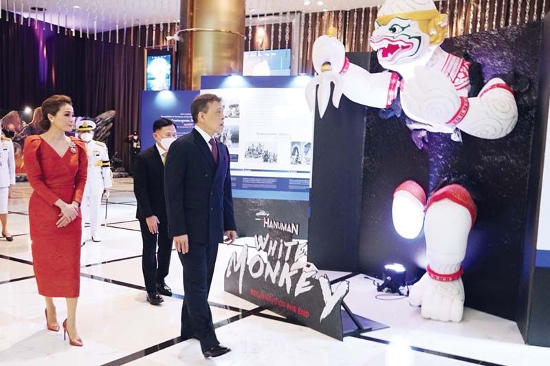 พระบาทสมเด็จพระเจ้าอยู่หัว และ สมเด็จพระนางเจ้าฯ พระบรมราชินี ทอดพระเนตรนิทรรศการภายในงาน