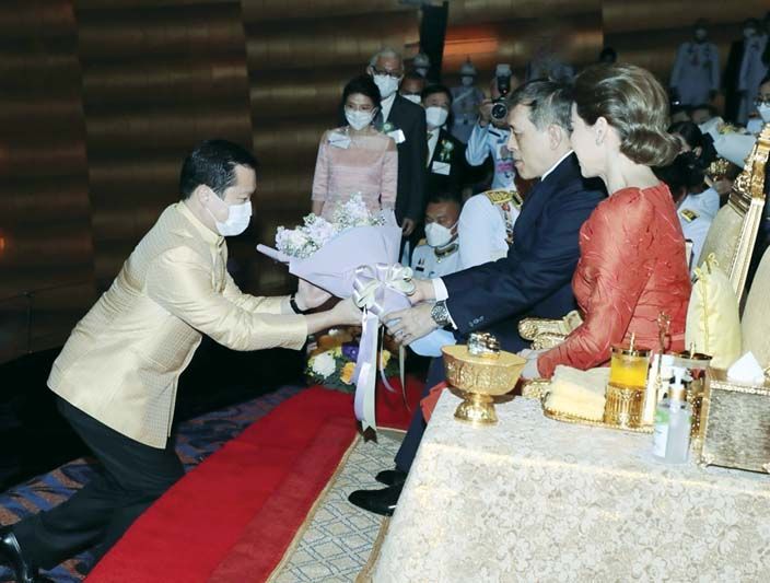 ฐาปน สิริวัฒนภักดี กก.ผอ.ใหญ่ บมจ.ไทยเบฟเวอเรจ ผู้ให้การ
สนับสนุน เฝ้าทูลละอองธุลีพระบาท รับพระราชทานช่อดอกไม้