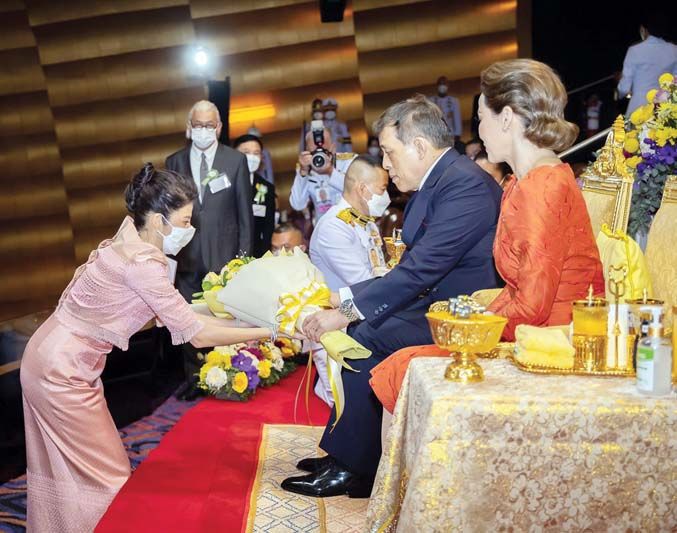 นลินี รัตนาวะดี บมจ.กัลฟ์ เอ็นเนอร์จี ดีเวลลอปเมนท์ ผู้ให้การ
สนับสนุน เฝ้าทูลละอองธุลีพระบาท รับพระราชทานช่อดอกไม้