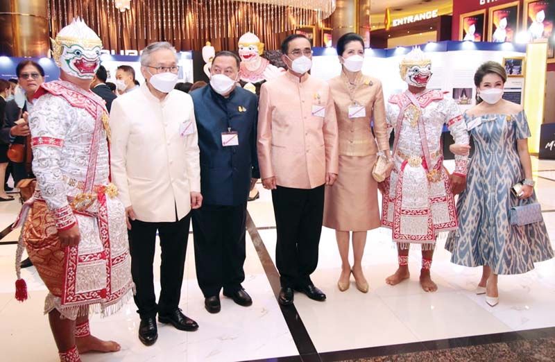 พล.อ.ประยุทธ์ จันทร์โอชา นายกฯ พร้อมภริยา รศ.นราพร จันทร์โอชา,
ดอน ปรมัตถ์วินัย รองนายกฯ และ รมว.กระทรวงการต่างประเทศ, จุติ ไกรฤกษ์ รมว.กระทรวงการพัฒนาสังคมและความมั่นคงของมนุษย์ และภริยา สมานจิตต์ ไกรฤกษ์ ถ่ายภาพกับนักแสดงหนุมาน