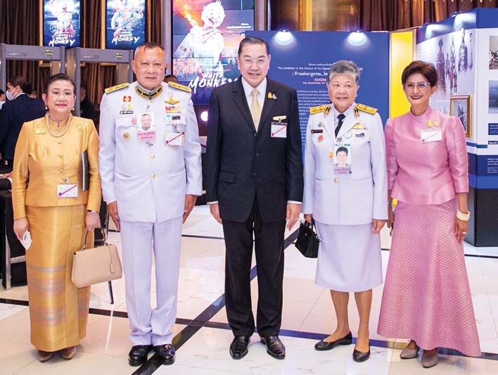 กมลทิพย์-พล.อ.ต.สุพิชัย สุนทรบุระ รองเลขาธิการพระราชวัง, ศ.พิเศษ สุรเกียรติ์ เสถียรไทย รองประธาน กก.ที่ปรึกษาและ
ประธาน กก.บริหารมูลนิธิอาสาเพื่อนพึ่ง (ภาฯ) ยามยาก สภากาชาดไทย, คุณหญิงจันทนี ธนรักษ์ และ นฤมล ล้อมทอง