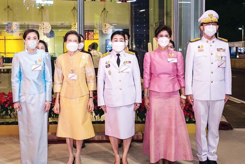 สรวงมณฑ์ สิทธิสมาน, คุณหญิงชฎา วัฒนศิริธรรม, ยุพา
ทวีวัฒนะกิจบวร, นฤมล ล้อมทอง และ อิทธิพล คุณปลื้ม รมว.กระทรวงวัฒนธรรม