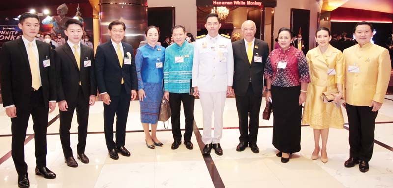 วิชญะ-วิศรุต-วิชา พูลวรลักษณ์, อิทธิพล คุณปลื้ม รมว.กระทรวงวัฒนธรรม, ฉัตรชัย-
ดร.ปฤถา พรหมเลิศ และ ปภัชญา-ฐาปน สิริวัฒนภักดี

