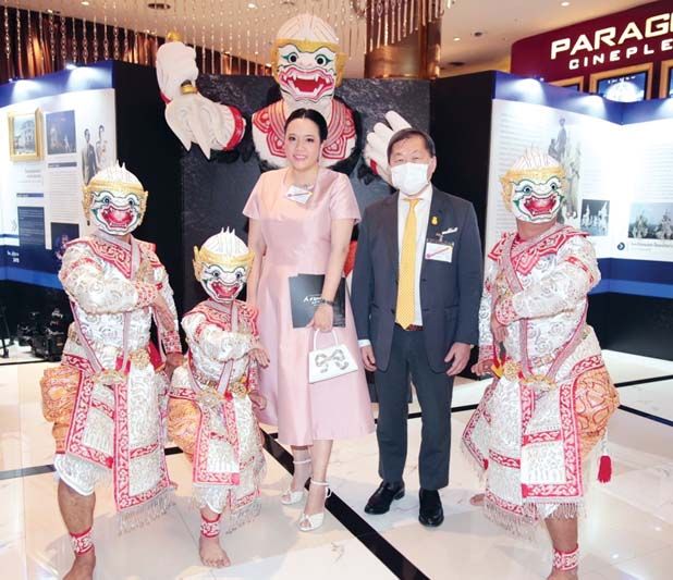 สุทธิภัค จิราธิวัฒน์ เก็บภาพกับนักแสดงหนุมาน