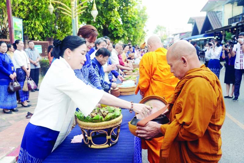 ถนนสายบุญใส่บาตรเช้า

