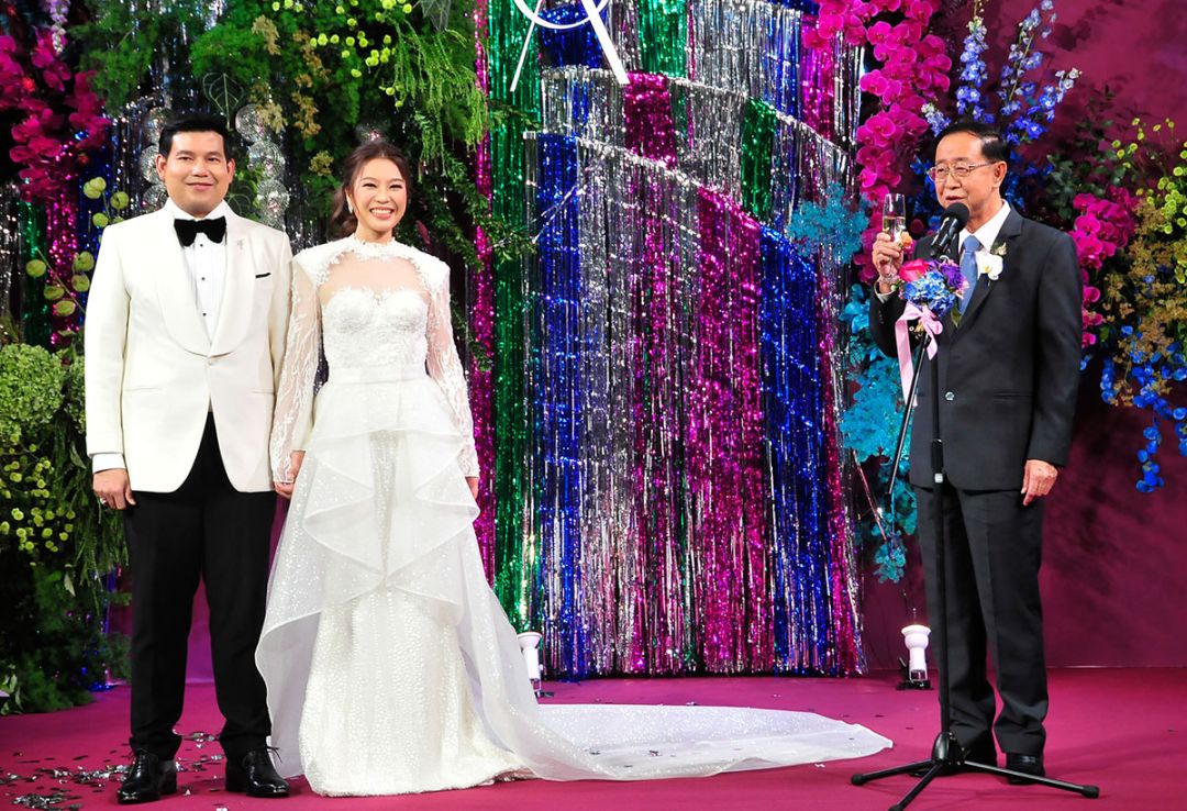 อาคม เติมพิทยาไพสิฐ รมว.กระทรวงการคลัง ประธานในพิธีขึ้นกล่าวอวยพรแก่คู่บ่าว-สาว

