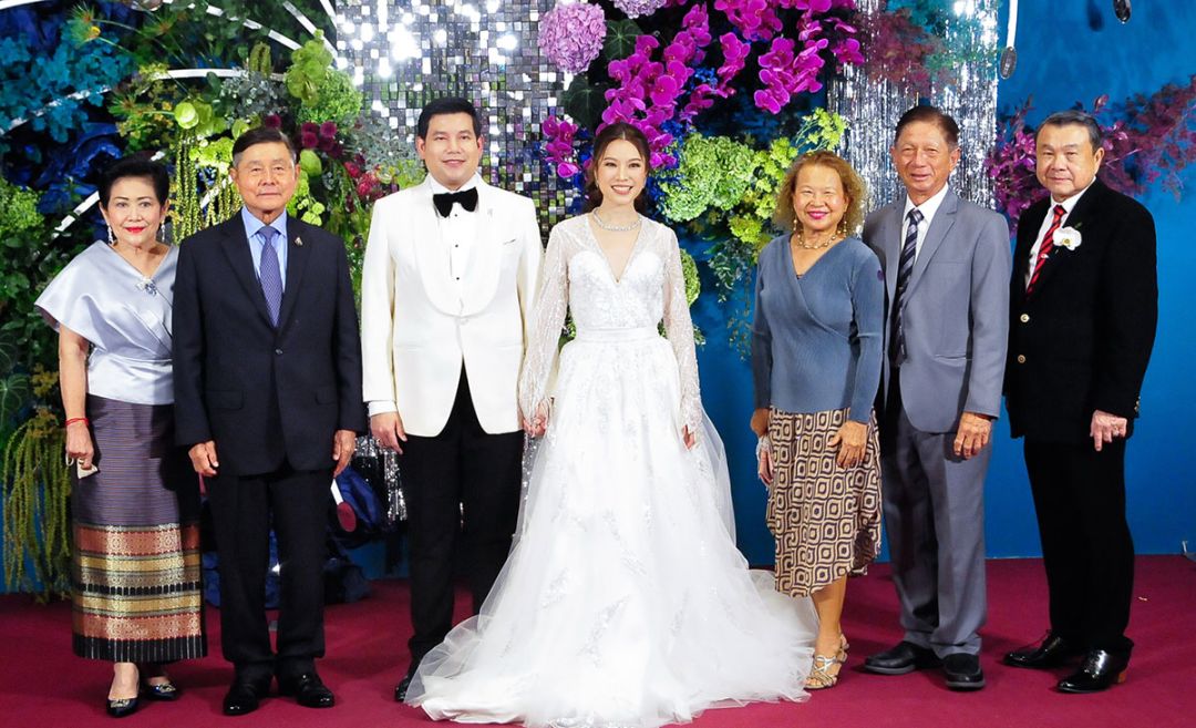 ทรงพร-พล.ต.อ.สมชาย วาณิชเสนี, ศานิต ร่างน้อย และภรรยา ร่วมยินดีกับบ่าว-สาว
มี คุณพ่อเจ้าสาว สมศักดิ์ อเนกพุฒิ ต้อนรับ