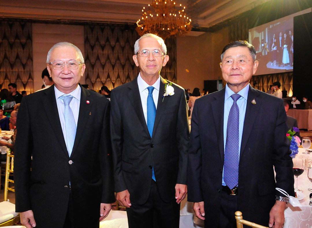 ชีพ จุลมนต์ อดีตประธานศาลฎีกา และ พล.ต.อ.สมชาย วาณิชเสนี

