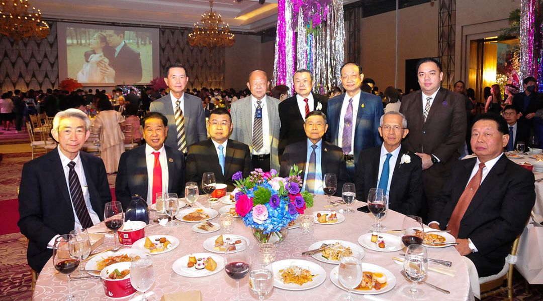 ประจักษ์ ตั้งคารวคุณ, พล.ต.อ.ดำรงศักดิ์ กิตติประภัสร์ ผบ.ตร., พล.ต.อ.สมชาย วาณิชเสนี, ชีพ จุลมนต์ อดีตประธานศาลฎีกา และแขกผู้มีเกียรติ มีคุณพ่อ-คุณอาเจ้าสาว สมศักดิ์-สมบูรณ์ อเนกพุฒิ ต้อนรับอย่างอบอุ่น

