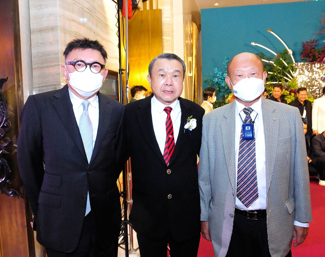 ปรีชา ส่งวัฒนา และ สมศักดิ์-สมบูรณ์ อเนกพุฒิ

