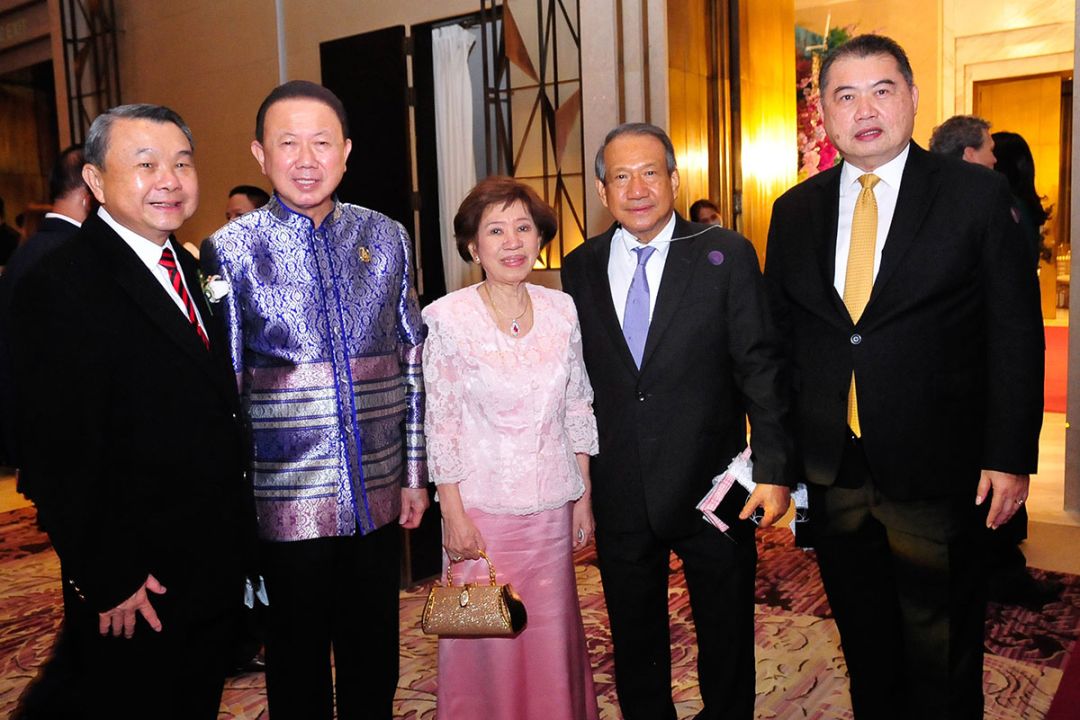 สมศักดิ์ อเนกพุฒิ ต้อนรับ สนั่น อังอุบลกุล ประธานหอการค้าไทย, ดร.รวีพร คูหิรัญ,
ธนพิชญ์ มูลพฤกษ์ และ เรืองสิทธิ์ ตันกาญจนานุรักษ์