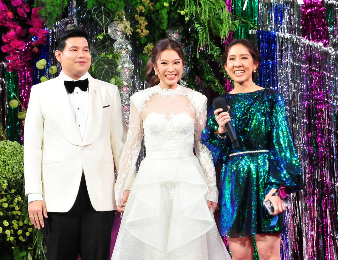 เพื่อนรักเจ้าสาวสมัยมัธยมปลายขึ้นกล่าวแสดงความยินดีกับเพื่อนรัก

