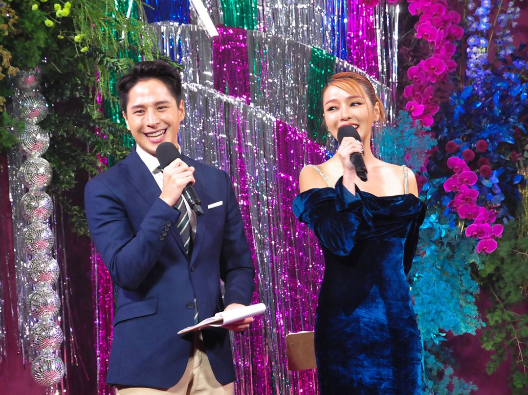 สองพิธีกรในงาน

