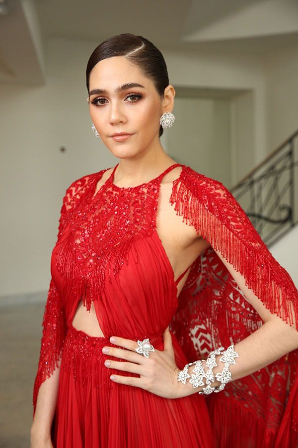 ปฐมฤกษ์เบิกพรมแดง “ขุ่นแม่ชมพู่” ก็จัดแรงด้วยลุคเซ็กซี่สีแดงเพลิง แหวกสูงโชว์เรียวขา ช่วงบนประดับคริสตัลเล่นลวดลายคลาสสิก จากแบรนด์ “ซูแฮร์ มูราด” (Zuhair murad) คอลเลกชั่นสปริง 2018 (Spring 2018) เติมเต็มโททัลลุคด้วยเครื่องประดับเพชรวิบวับรับแสงแฟลชรัวๆ ไม่ว่าจะเป็นต่างหู, กำไลข้อมือรูปดอกไม้ และ             แหวนเพชรทรงดอกไม้ประดับด้วยมุก จากแบรนด์ “โชพาร์ด” (Chopard) สมศักดิ์ศรีซุป’ตาร์ตัวแม่ตั้งแต่วันแรก 