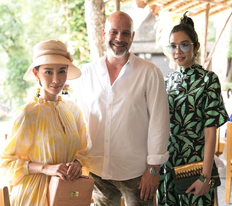 มร.มาคัส ซีกริซ กับสองสาว ปิยะดา อินทะวง และ ปฏิญญา เกี่ยวข้อง