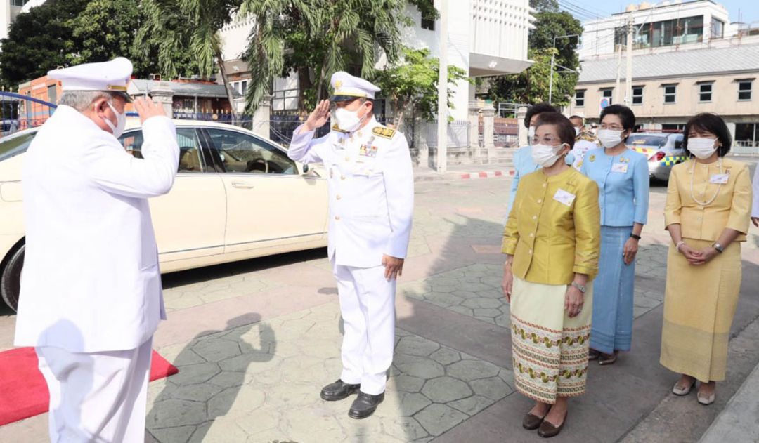 สุทธิพงษ์ จุลเจริญ ปลัดกระทรวงมหาดไทย, ม.ร.ว.พร้อมฉัตร สวัสดิวัตน์ รองประธาน กก.อำนวยการมูลนิธิฯ, อารยา อรุณานนท์ชัย เหรัญญิกมูลนิธิฯ, กุลทรัพย์ ชื่นโกสุม อุปนายกสมาคมแม่บ้านมหาดไทย รับเสด็จ ม.จ.ฑิฆัมพร ยุคล ผู้แทนพระองค์

