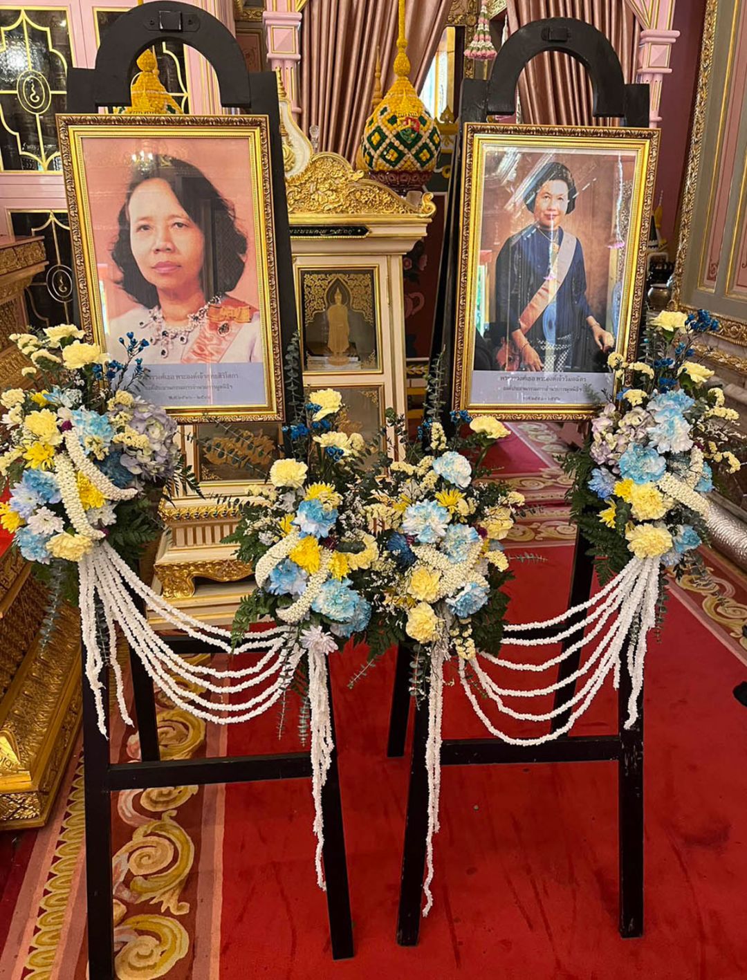 พระรูปพระวรวงศ์เธอ พระองค์เจ้าสุทธสิริโสภา และ พระวรวงศ์เธอ พระองค์เจ้าวิมลฉัตร
อดีตประธานมูลนิธิร่วมจิตต์น้อมเกล้าฯ เพื่อเยาวชน ในพระบรมราชินูปถัมภ์