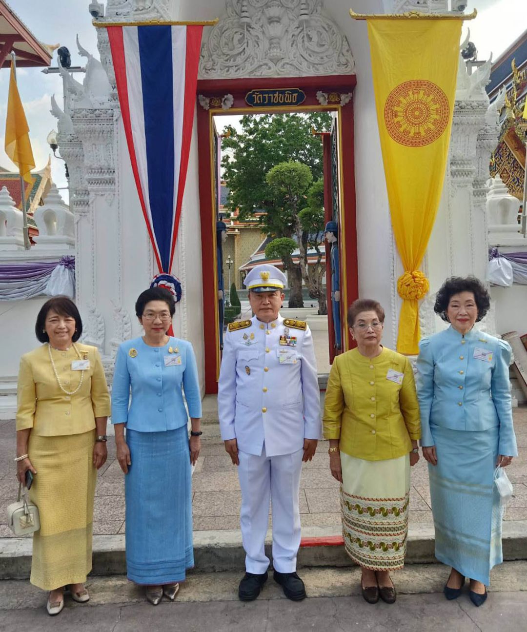 สุทธิพงษ์ จุลเจริญ ปลัดกระทรวงมหาดไทย, ม.ร.ว.พร้อมฉัตร สวัสดิวัตน์, อารยา อรุณานนท์ชัย, กุลทรัพย์ ชื่นโกสุม และ กรรณภรณ์ วงศ์ปิยะกุล
ผู้ช่วยเลขาธิการมูลนิธิ และ ผอ.บริหาร ร่วมถ่ายภาพหมู่หน้าวัดราชบพิธ
สถิตมหาสีมาราม