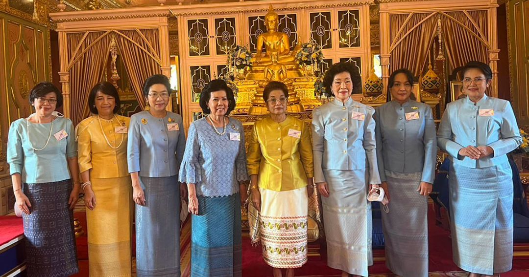 ม.ร.ว.พร้อมฉัตร สวัสดิวัตน์ กับคณะ กก. ผศ.ดร.พรทิพย์ พุกผาสุข, อารยา อรุณานนท์ชัย, สาวิตรี บริพัตร
ณ อยุธยา และผู้ร่วมงาน อาทิ นงนภัส หมวดเดช ผู้แทนปลัดกระทรวงการอุดมศึกษาวิทยาศาสตร์ วิจัยและนวัตกรรม และ ทิพวรรณ เพ็ชรพงศ์ ผู้แทนนายกสมาคมแม่บ้านทหารอากาศ