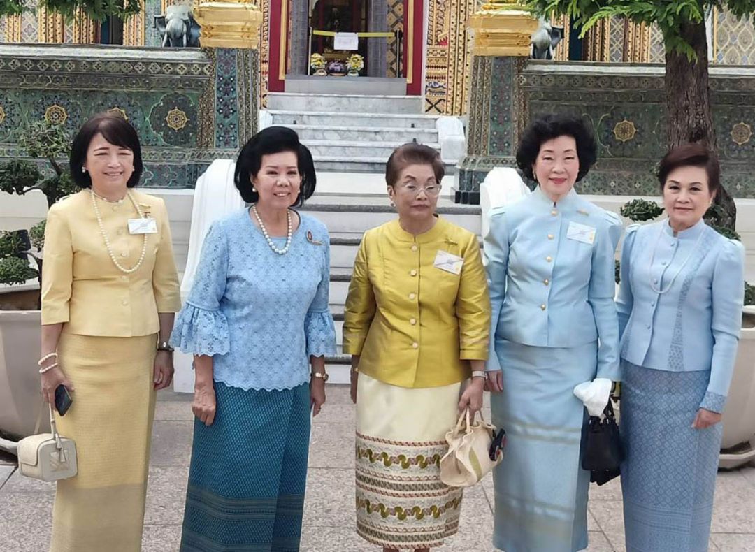 หน้าพระวิหาร ม.ร.ว.พร้อมฉัตร สวัสดิวัตน์, ผศ.ดร.พรทิพย์
พุกผาสุข, อารยา อรุณานนท์ชัย, เยาวมาลย์ วัชระเรืองศรี ผู้แทนประธานสภาสมาคมสตรีแห่งชาติฯ และ กรรณภรณ์ วงศ์ปิยะกุล