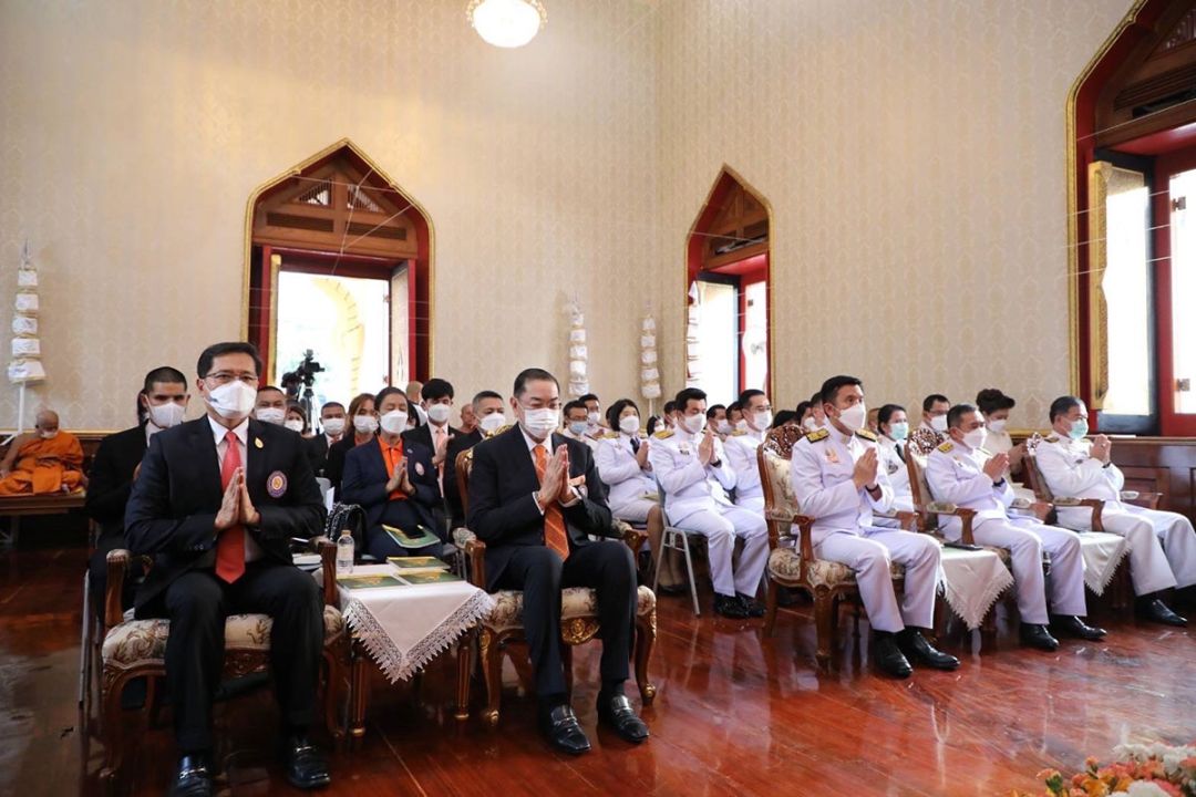 คณะกรรมการมูลนิธิอาสาเพื่อนพึ่ง (ภาฯ) ยามยากฯ อาทิ ศ.พิเศษ ดร.สุรเกียรติ์ เสถียรไทย, วีระศักดิ์ โควสุรัตน์ และ คณะผู้บริหารข้าราชการกระทรวงดิจิทัลฯ อาทิ ชัยวุฒิ ธนาคมานุสรณ์ รมว.กระทรวงดิจิทัลฯ และ ศ.พิเศษ
วิศิษฏ์ วิศิษฏ์สรอรรถ ปลัดกระทรวงดิจิทัลฯ ร่วมสวดเจริญพระพุทธมนต์และเจริญจิตตภาวนา

