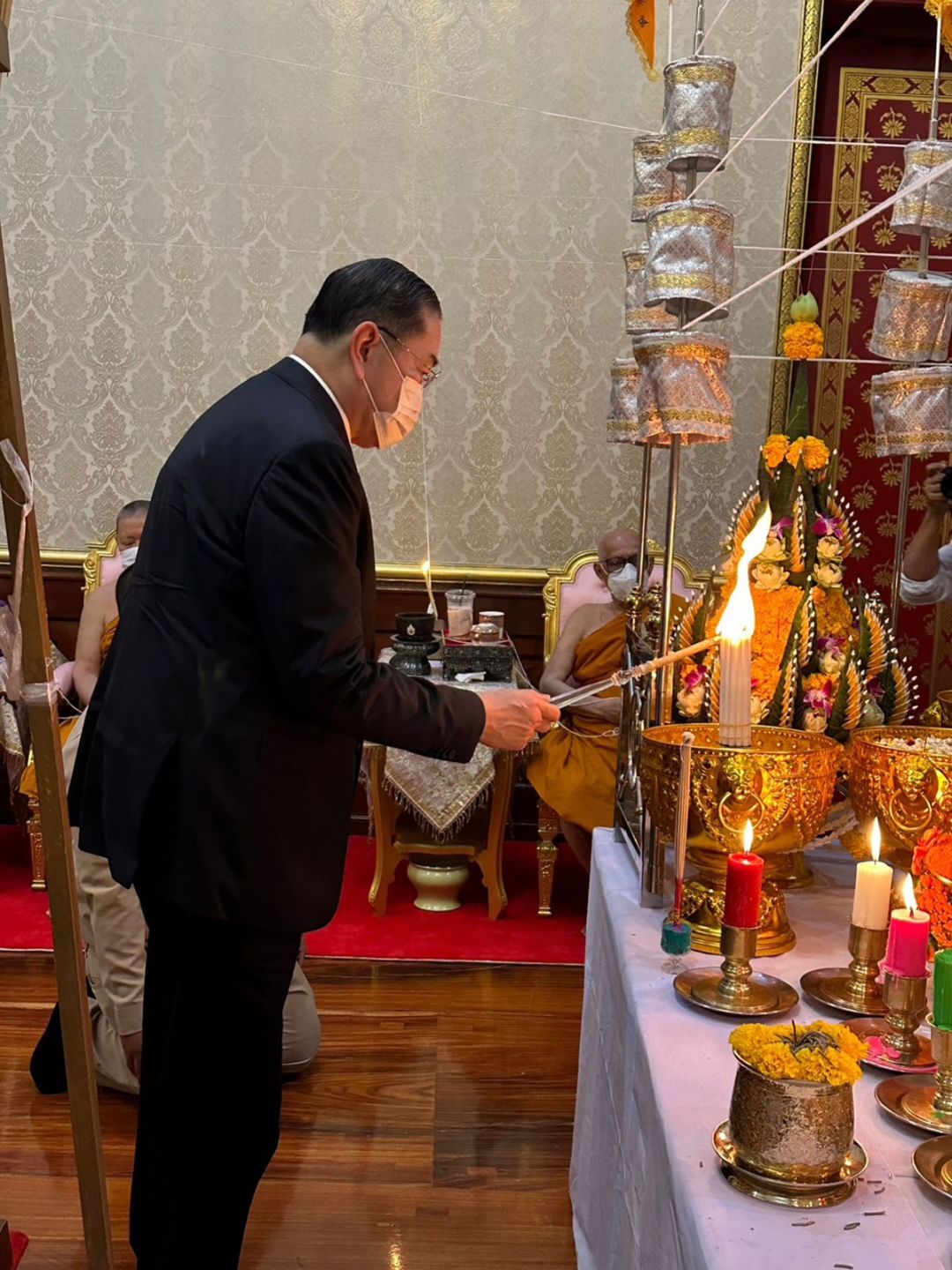 ศ.พิเศษ ดร.สุรเกียรติ์ เสถียรไทย จุดเทียนน้ำพระพุทธมนต์

