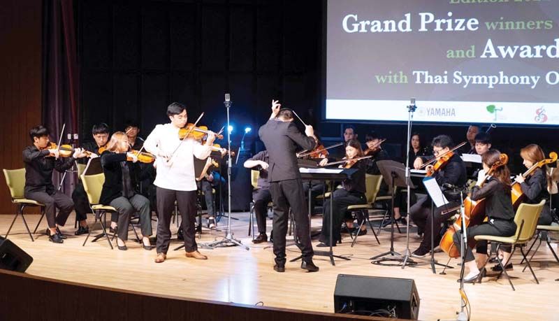 มิกกี้โซโล่ร่วมกับวงไทยซิมโฟนี