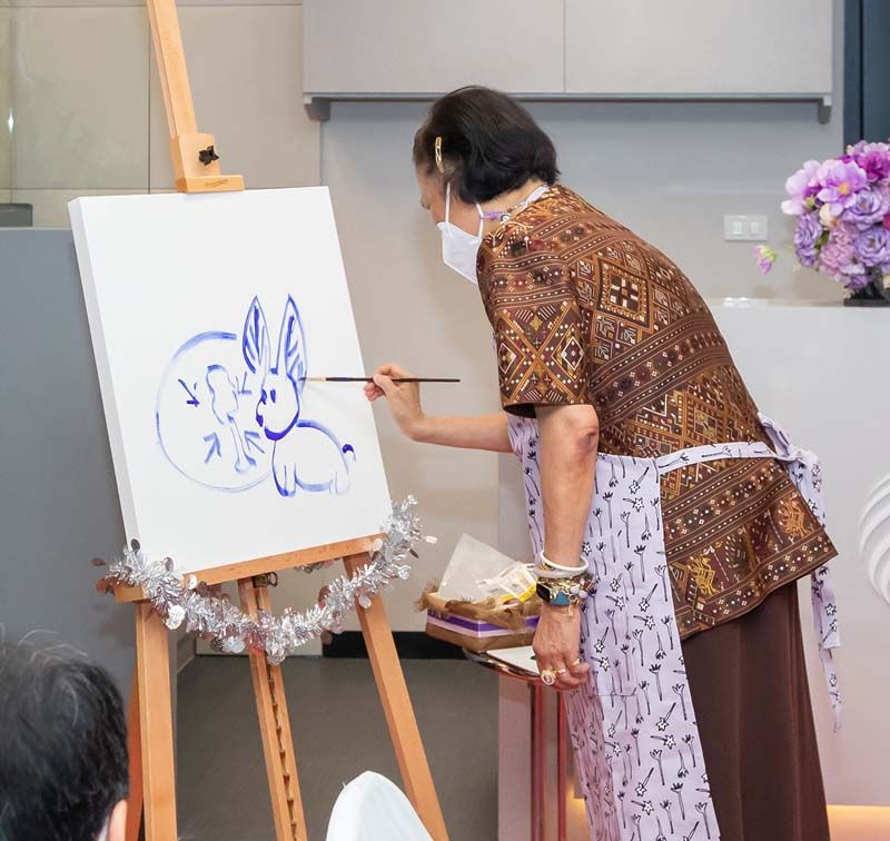 ทรงวาดภาพฝีพระหัตถ์บนผืนผ้าใบ