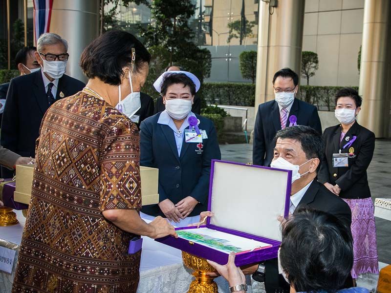 รศ.นพ.ฉันชาย สิทธิพันธุ์ ผอ.รพ.จุฬาฯ ทูลเกล้าฯ ถวายปฏิทิน

