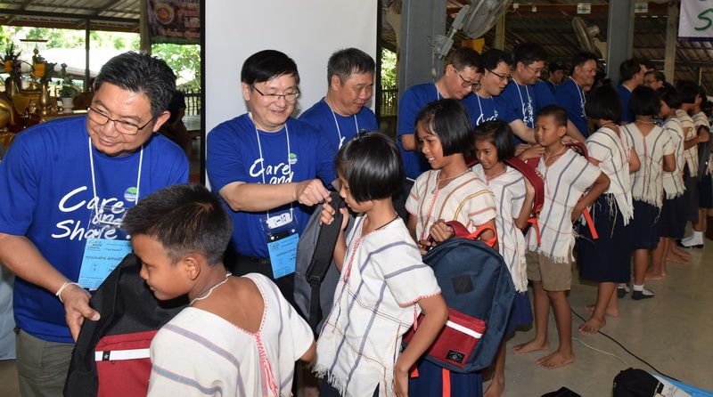 ทีมผู้บริหารมอบของให้เด็กๆ