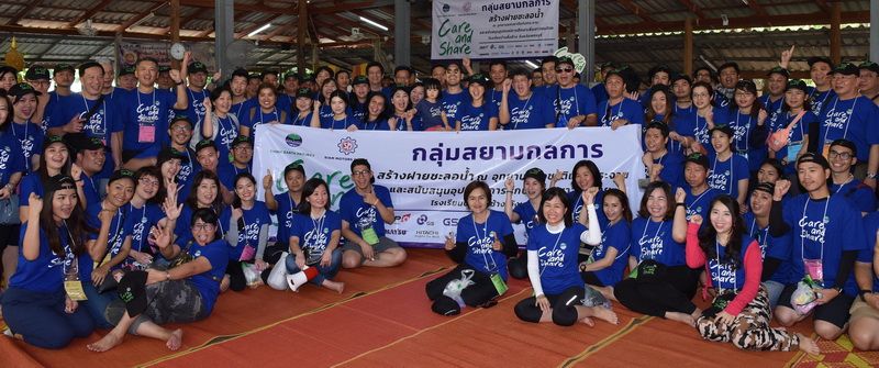 ประกาสิทธิ์ พรประภา และครอบครัวถ่ายภาพร่วมกัน