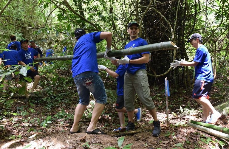 ลงมือสร้างฝายชะลอน้ำ