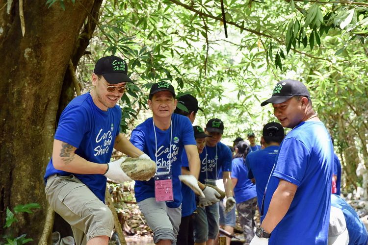 บรรยากาศในการทำงานเป็นทีมในการสร้างฝายชะลอนํ้าทั้ง 5 ฝาย