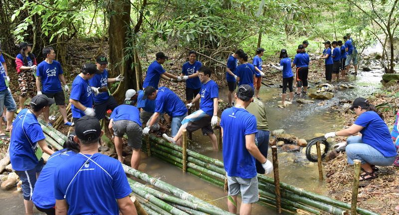 บรรยากาศในการทำงานเป็นทีมในการสร้างฝายชะลอนํ้าทั้ง 5 ฝาย