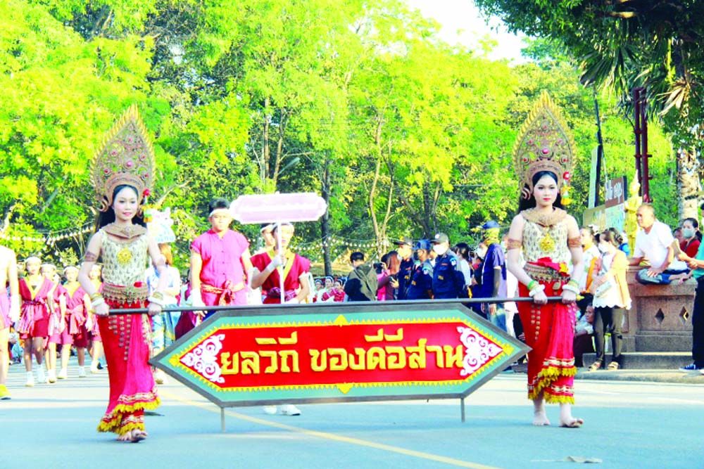 ขบวนแห่ช่างฟ้อนสู่พระธาตุนาดูน

