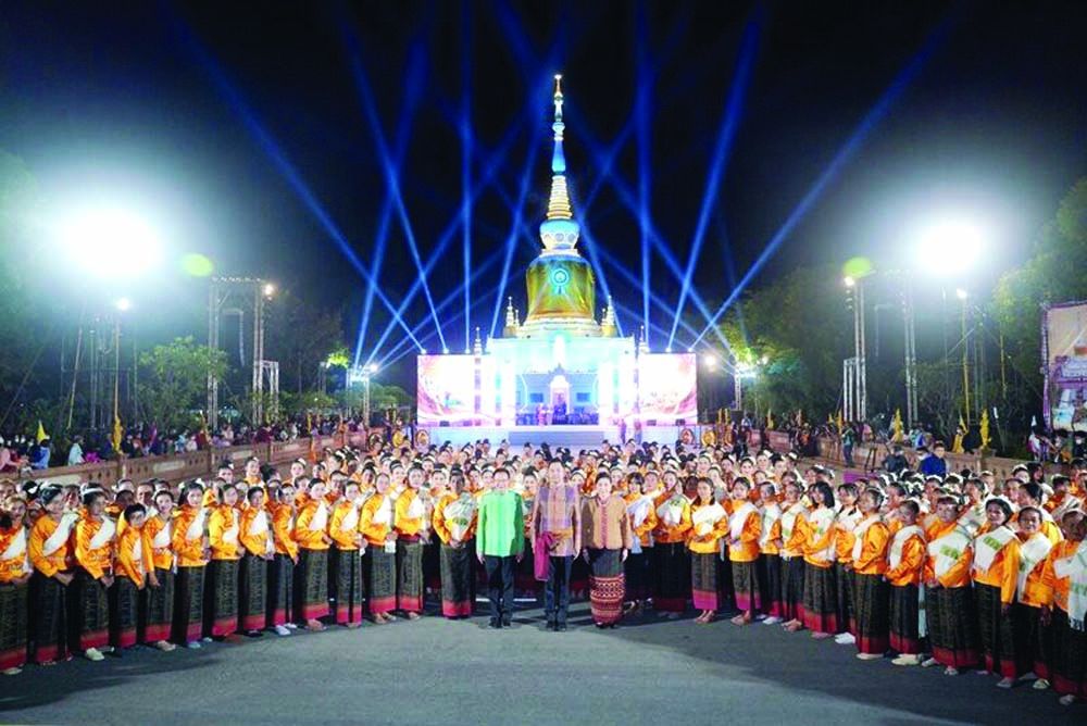 หมู่ช่างฟ้อนรำถวายพระธาตุนาดูน
