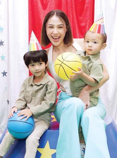 มณรัตน์ ธรรมมณีวงศ์ และลูกๆ
